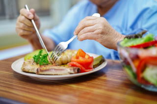 高齢者の栄養は低く低栄養に注意